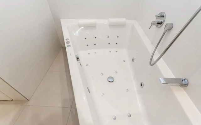 BpR Sophisticated Astoria Suite with Balcony