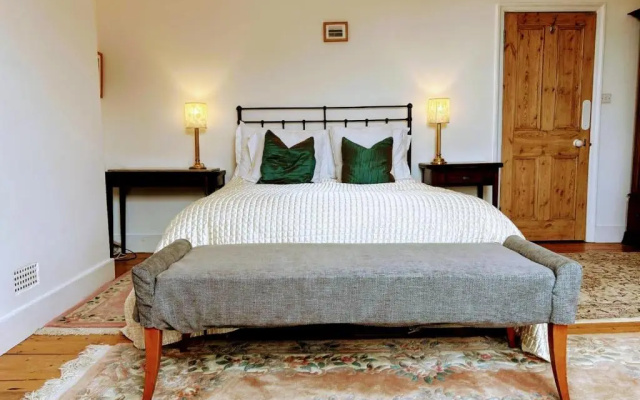 Large Sunny King-Size En-Suite