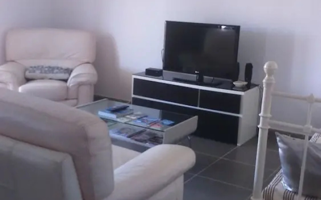 Apartment With 2 Bedrooms in Saint-cyr-sur-mer, With Pool Access, Furn
