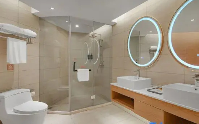 Vienna Classic Hotel (Ningbo University Kongpu subway station hotel)