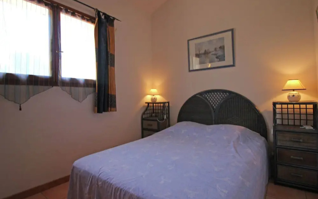 Spacious Villa at Saint-raphael With Jacuzzi