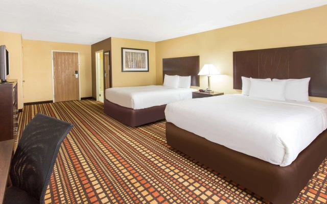 Days Inn & Suites by Wyndham Davenport East
