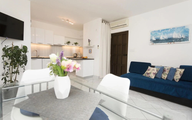 Amazing Home in Sutivan with Hot Tub, WiFi & 3 Bedrooms