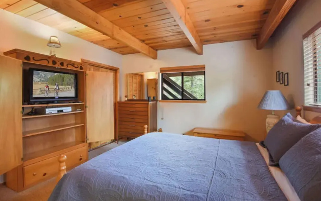 Lake Tahoe Treasure! Minutes From Beach & Skiing