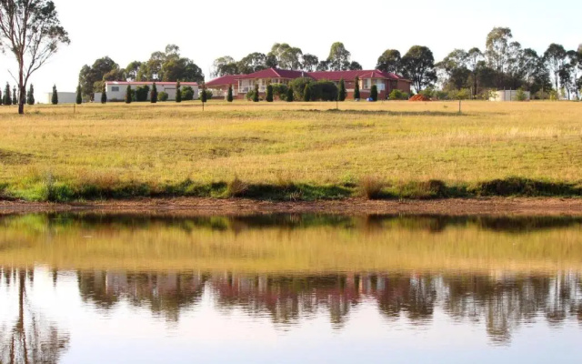 Noble Willow Studio Lovedale. Spacious, with views and pool