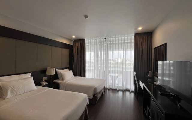 Moon Halo Hotel