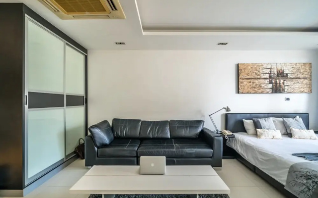 Nakalay Palm by Lofty
