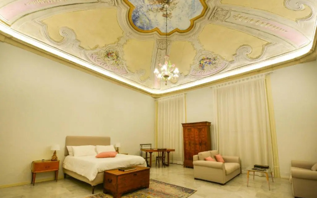 Casa degli Affreschi a Palazzo Lungarini