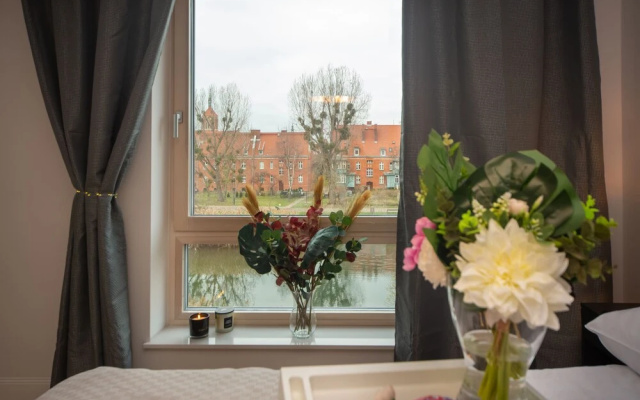 Maya's 22 - River view