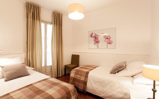 Апартаменты Serennia Apartments Ramblas-Pl.Catalunya вид на фасад