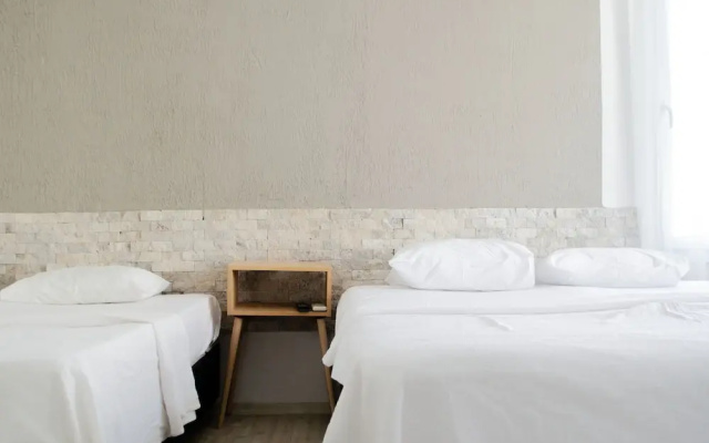 1989 Hotel Sebat