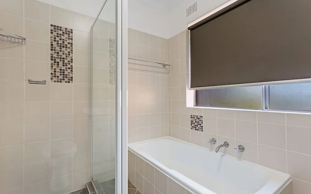 Adriana, 10/83 Ronald Avenue