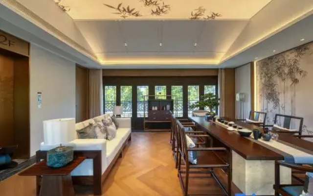 Mountain Lake Hotel in Haining