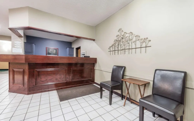 Super 8 by Wyndham Bloomington University Area