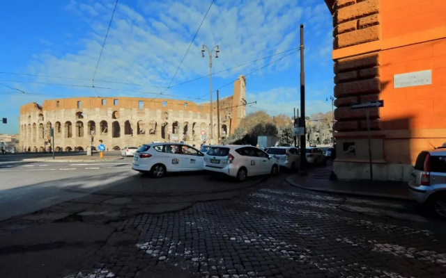 Style Apartment Julia 50 mt from Colosseum
