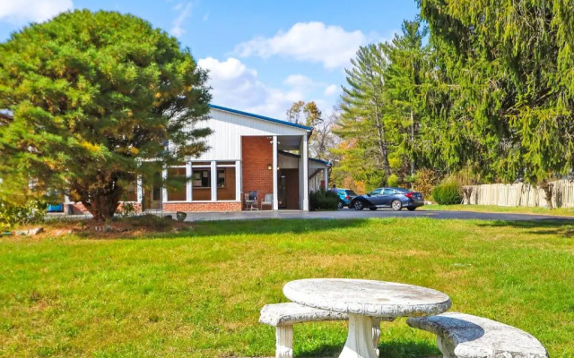 Hotel O Relax Inn Lewisburg near I-64
