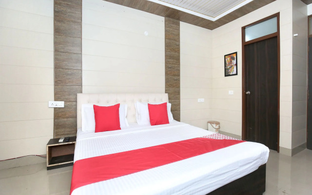 OYO 13368 Hotel Gold Star