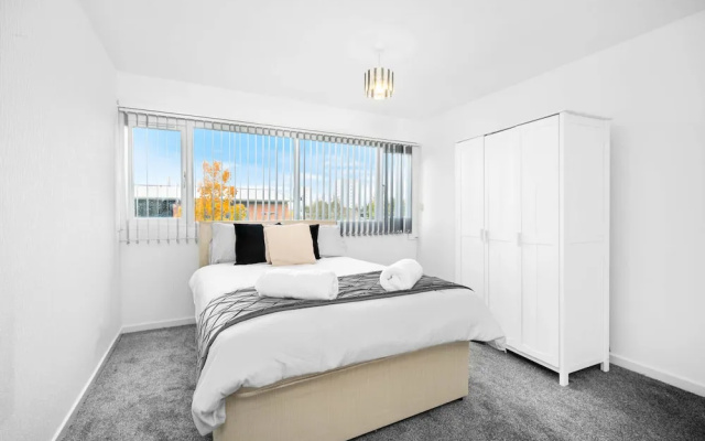 3-bed House, Sleeps 5, Bham Airport, Parking