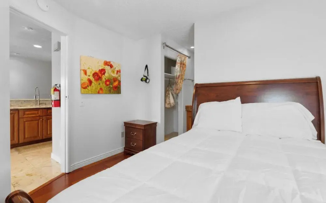 Lakeview Condo