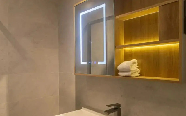 Luxury 1BR in Marina High-rise Living With Views