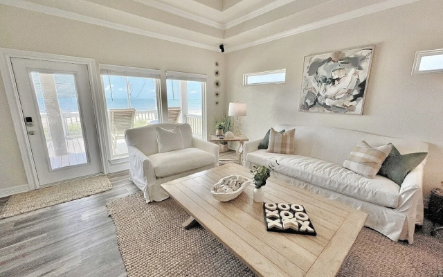 A La Playa 2 Bedroom Home by RedAwning