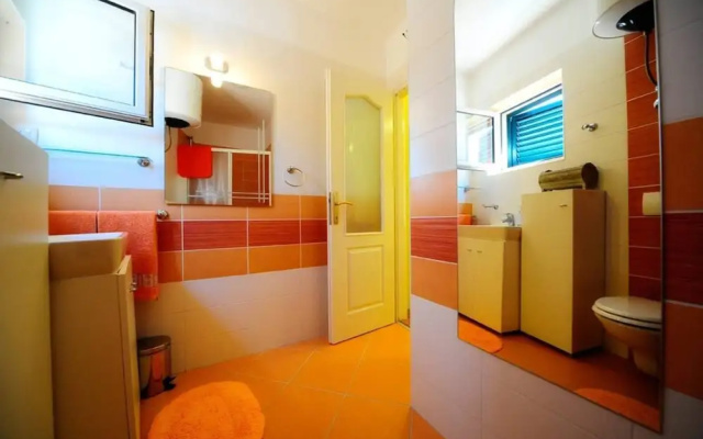 4 Bed Villa Sleeps 9 - Pool, Pets, Garden, Parking