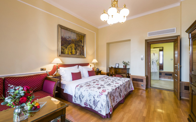 Golden Well Hotel