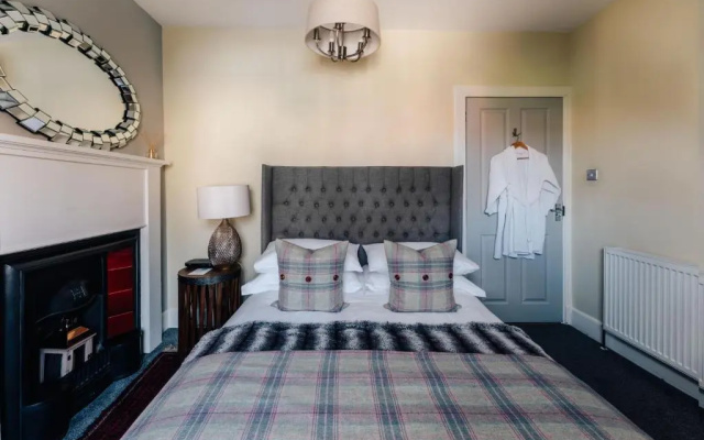 Luxury Inverness central apartment private parking