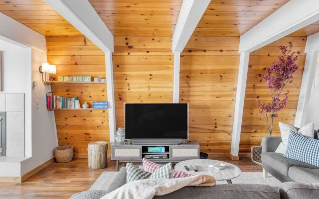 Chickadee by Avantstay Modern A-frame Cabin