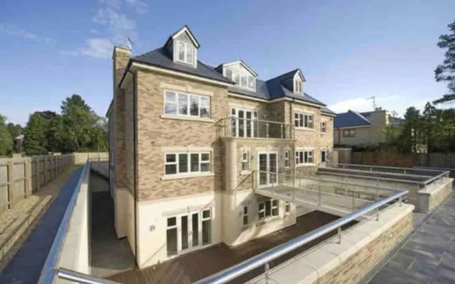 Mono Luxe Villa in Newcastle Upon Tyne