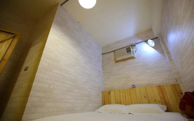 Hive Bed and Backpacker