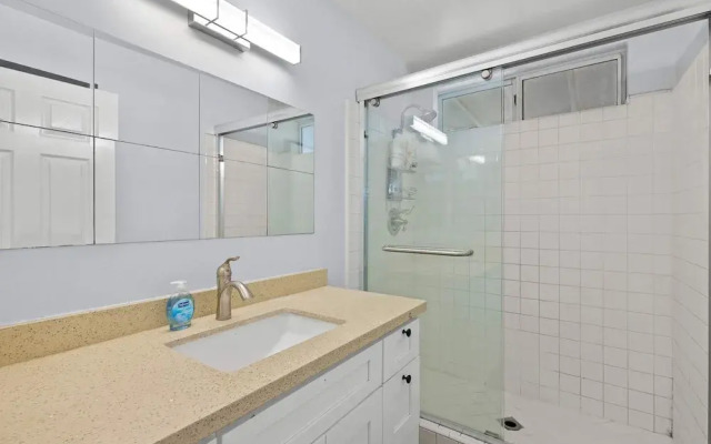 Stylish Home w Full Kitchen Garage Backyard