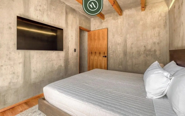 Luxury 2 BR Condo in Downtown - AC - Peaceful