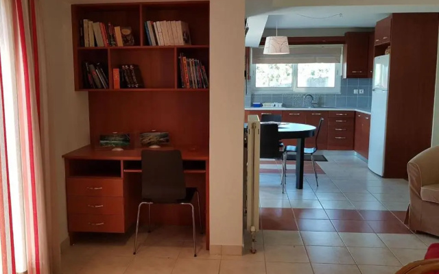 Comfy house with private garden & view, near Kyparissia Castle