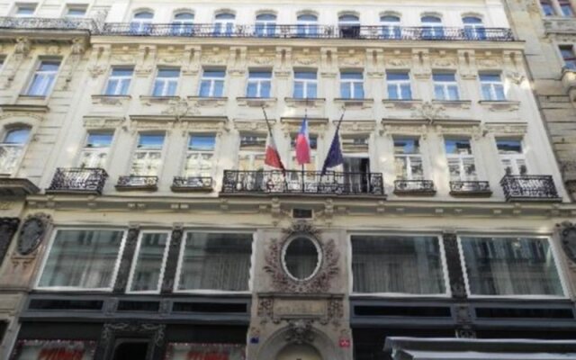 Hotel Liberty Прага вид на фасад