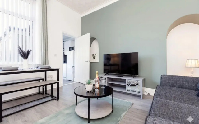 Stylish 3BR Home With Parking by University