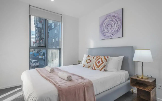 FS109C Modern 1BR1BA in Footscray Pool+Gym