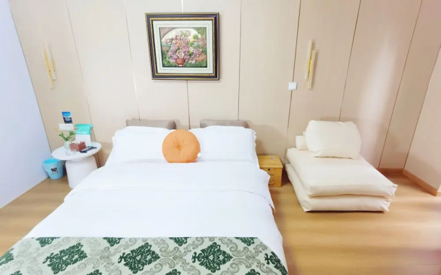 Orange Mingwu Hotel with Cat Cafe