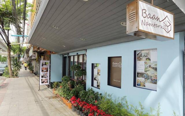 Отель Baan Namtarn Guest House Бангкок вид на фасад