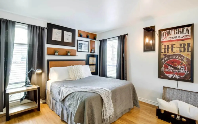 Contemporary Dallas Condo w/ Pool Access!