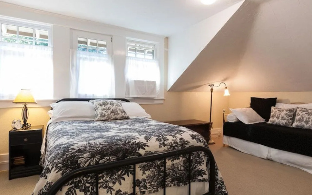 Cascade Chic 3 Bedroom Home by RedAwning