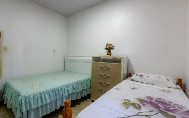 Casa com Churrasqueira e Rede a 210 m da Praia