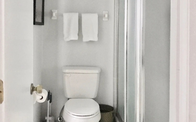 Quiet Convenient and Modern Haven