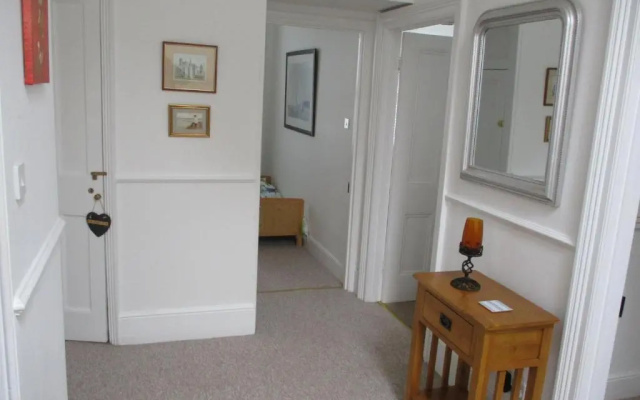 3 Bed Flat - Sleeps 5 - Garden - Parking - Wifi