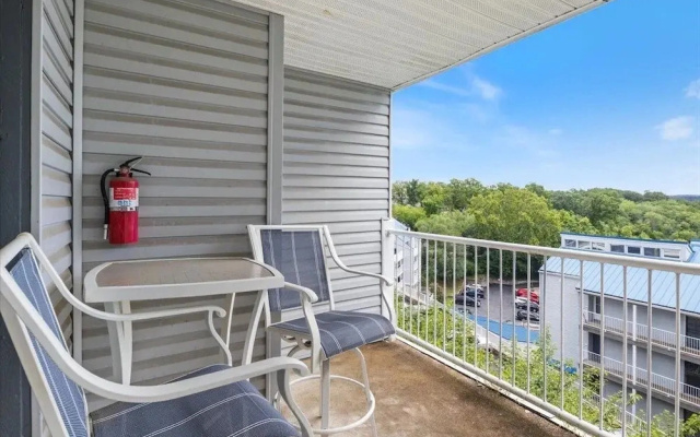 Cozy Pet-friendly Condo w/ Pool