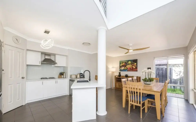 Stylish 3-bed Townhouse With Courtyard & BBQ