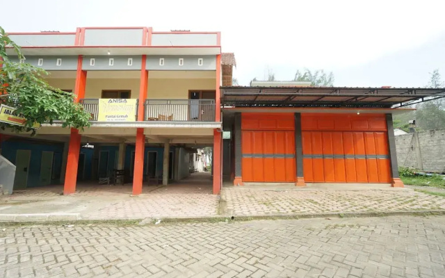 SPOT ON 93620 Anisa Homestay Syariah Near Pantai Gemah Tulungaggung