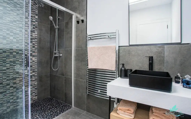 Gorgeous Newly Renovated 4-bedroom Villa!