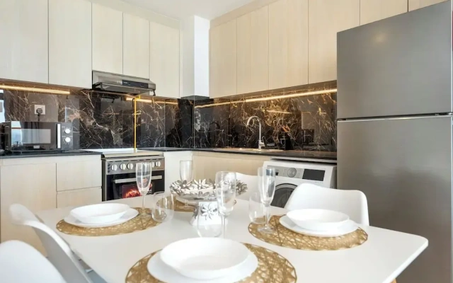 Modern 1BR with Pool and Gym Al Jaddaf