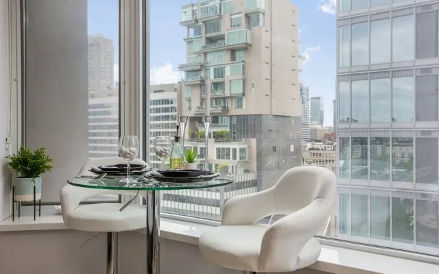 QuickStay - Chic Condo in Yorkville (Yonge & Bloor)